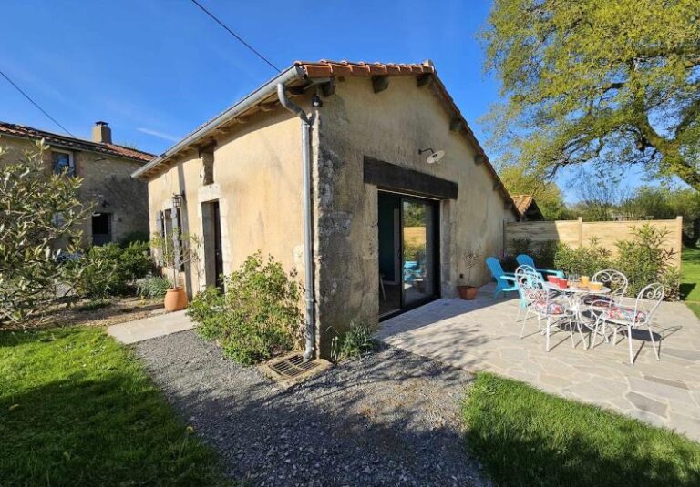 st amand sur sevre maisonette independante 2 4pers terrasse 768x535